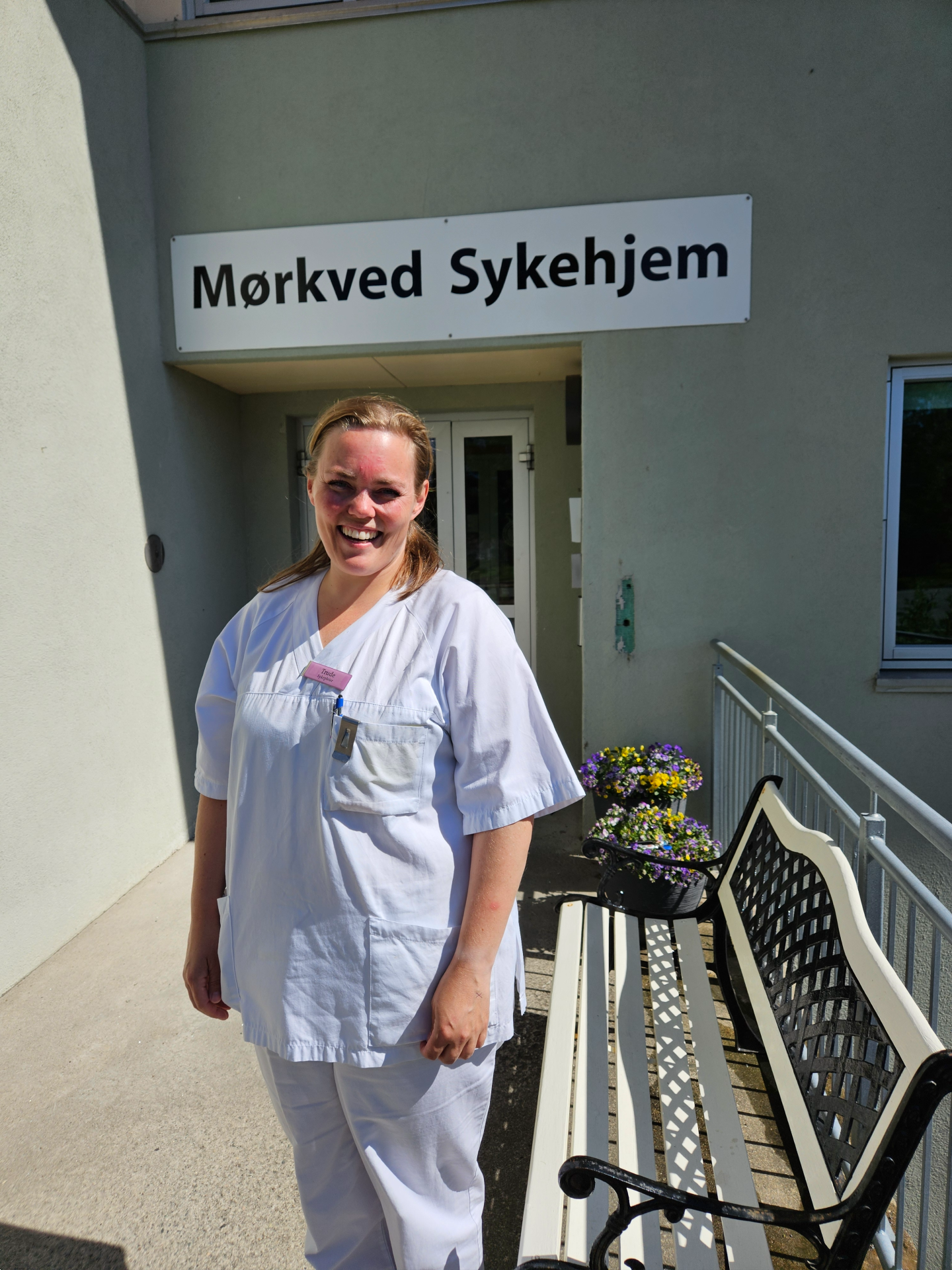 Trude Gavin utenfor sykehjemmet. Foto: Privat