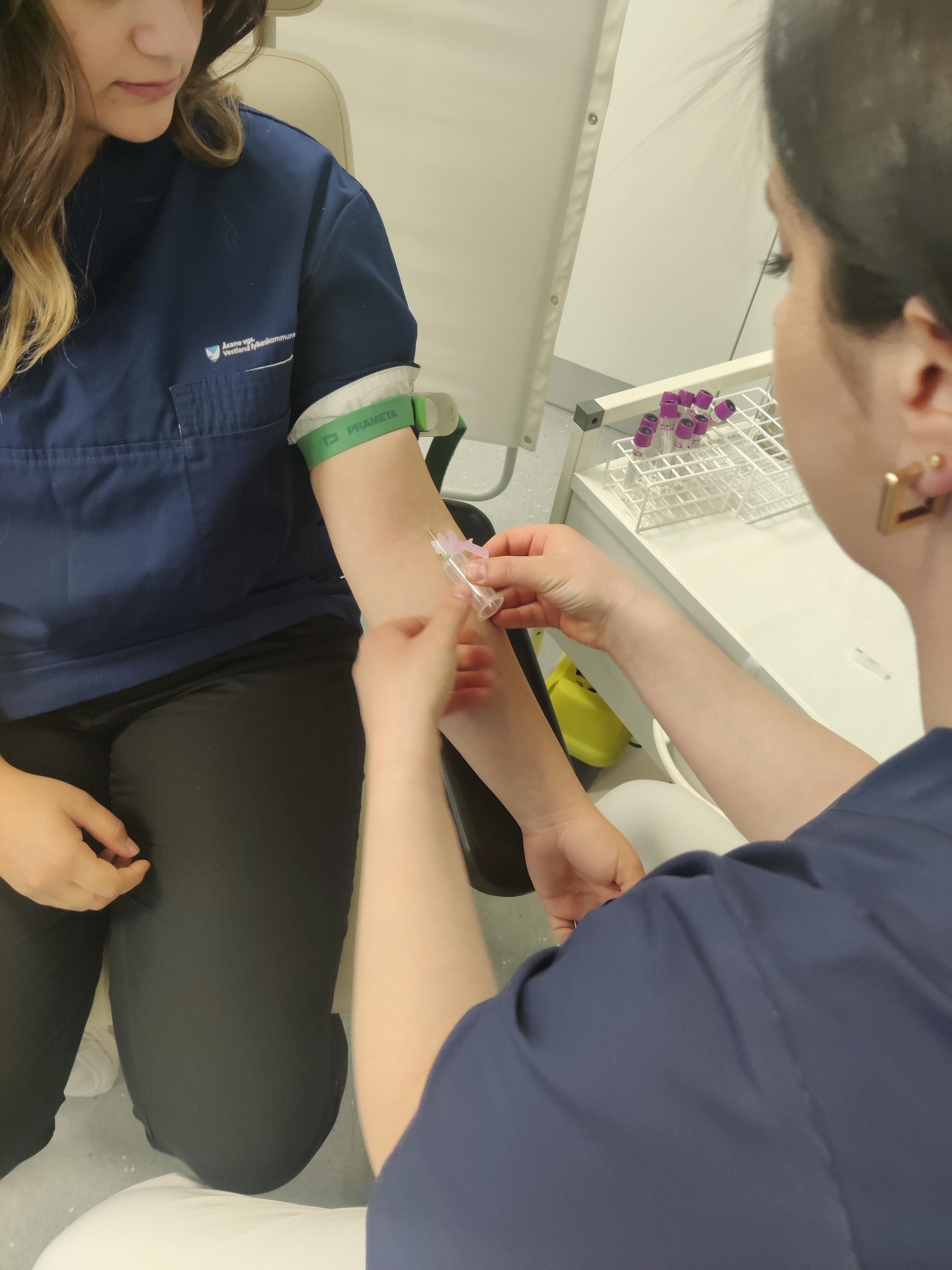 Elevene får praktisk øvelse i blant annet blodprøvetaking på sitt eget fiktive legekontor, Solgløtt. Foto: Privat